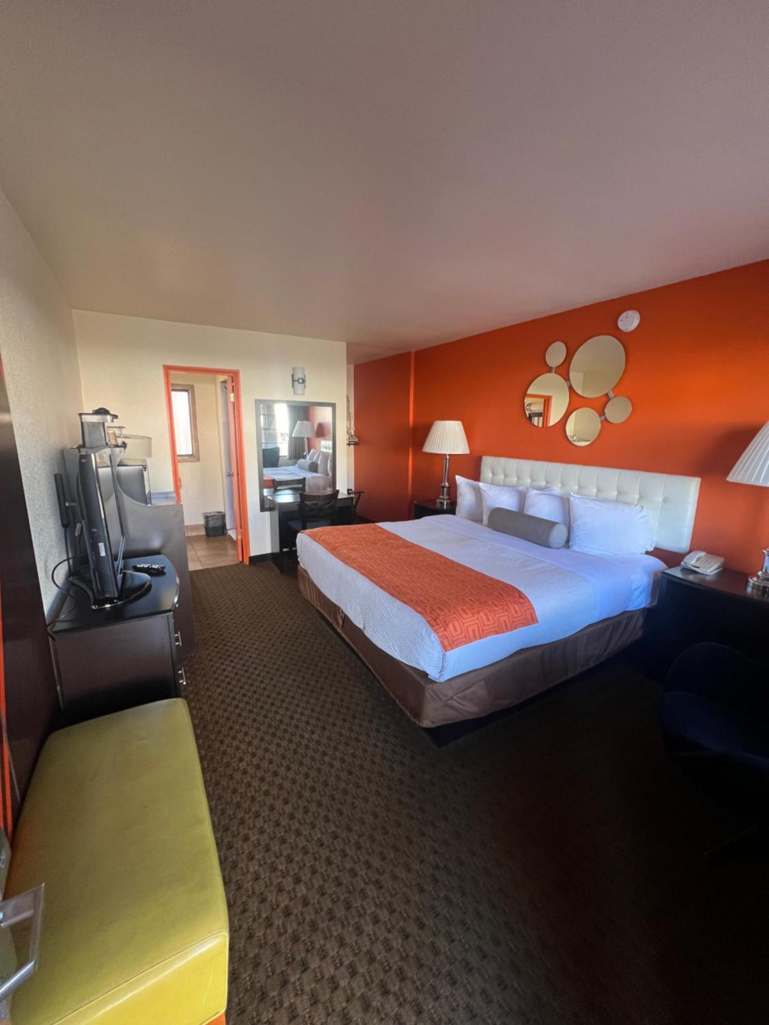 Howard Johnson By Wyndham University West Motel 2*