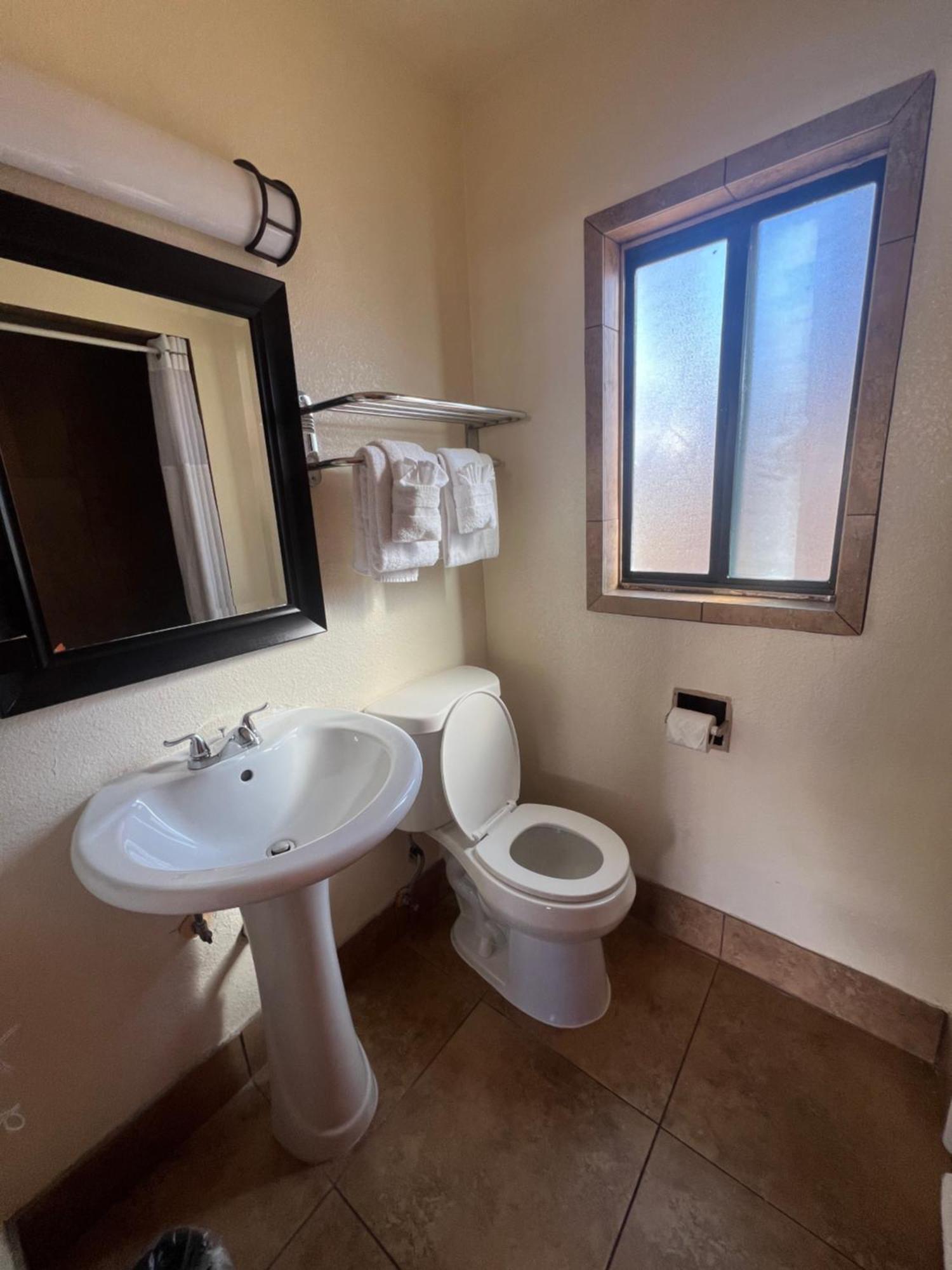Motel Howard Johnson By Wyndham University West 2*