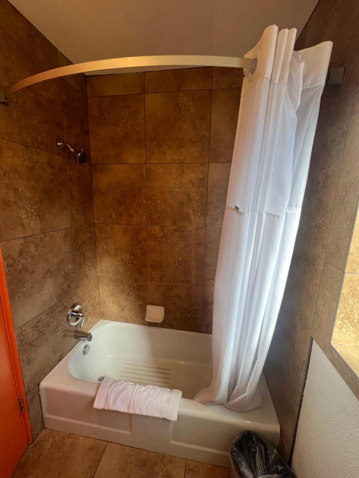 Howard Johnson By Wyndham University West 2*