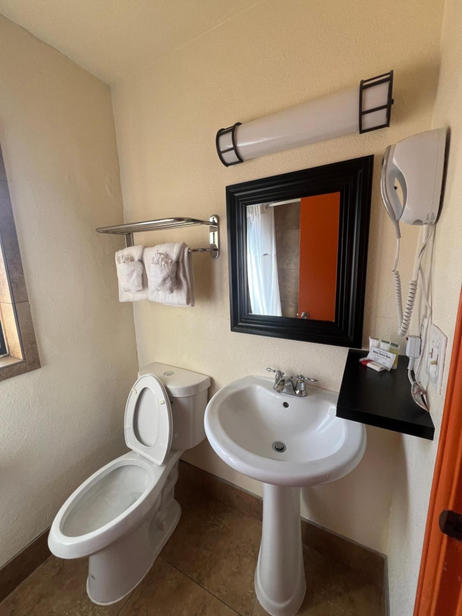 Motel Howard Johnson By Wyndham University West 2*