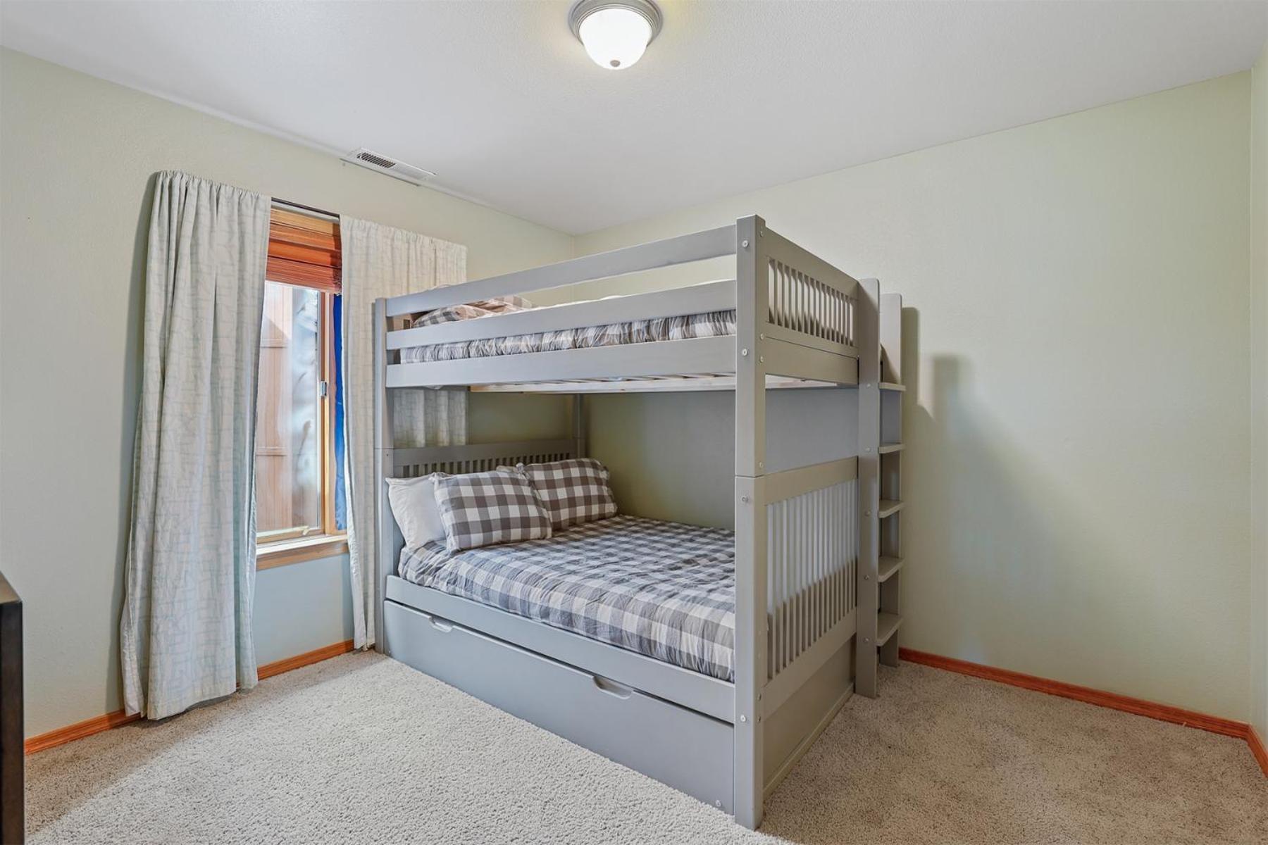 Bluebird Song Prime Location Outdoor Retreat With Fenced Yard And Firepit Holiday home *