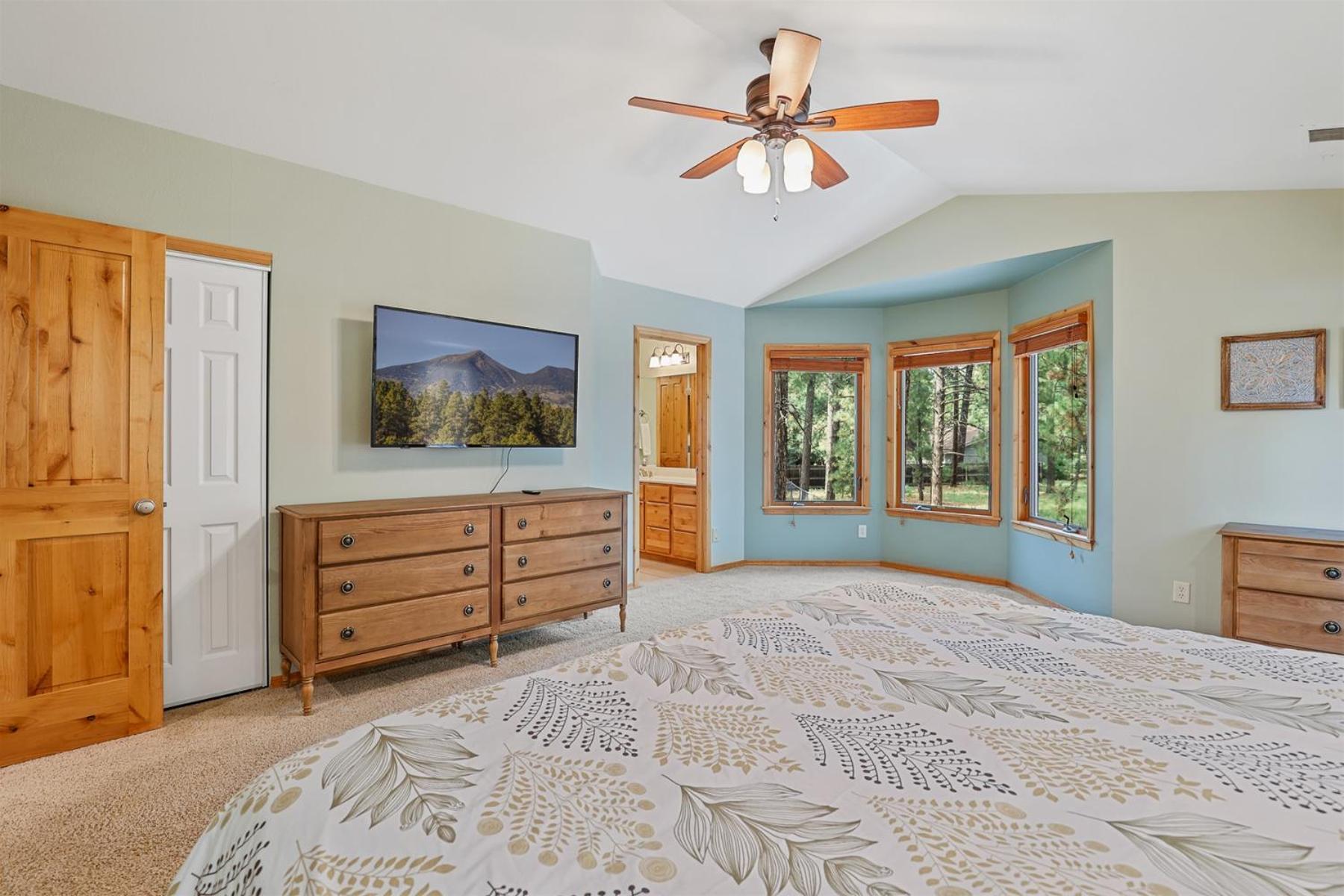 Bluebird Song Prime Location Outdoor Retreat With Fenced Yard And Firepit Holiday home