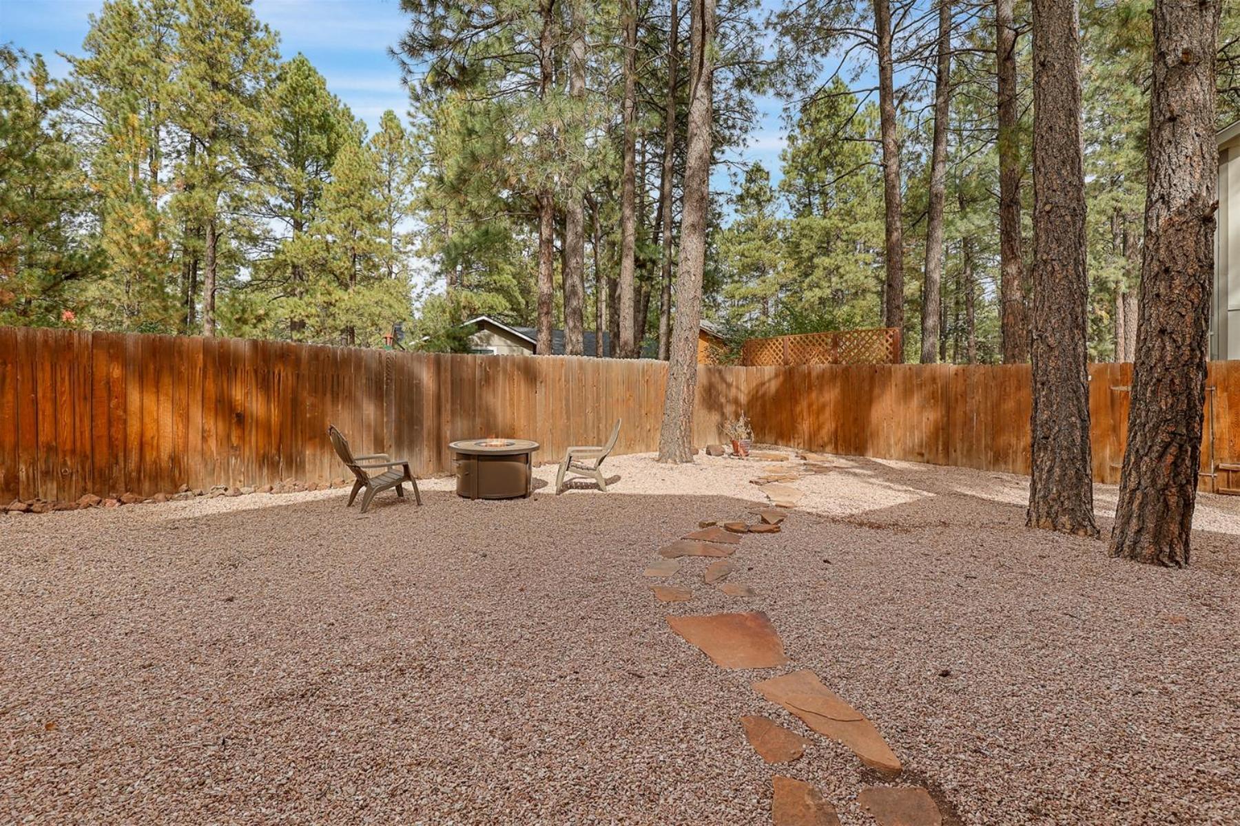 Bluebird Song Prime Location Outdoor Retreat With Fenced Yard And Firepit Holiday home