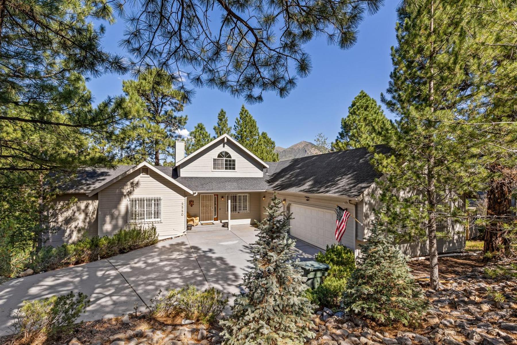 Holiday home Ace - A Hole In One Right On The Golf Course Hot Tub Mt Views Pines