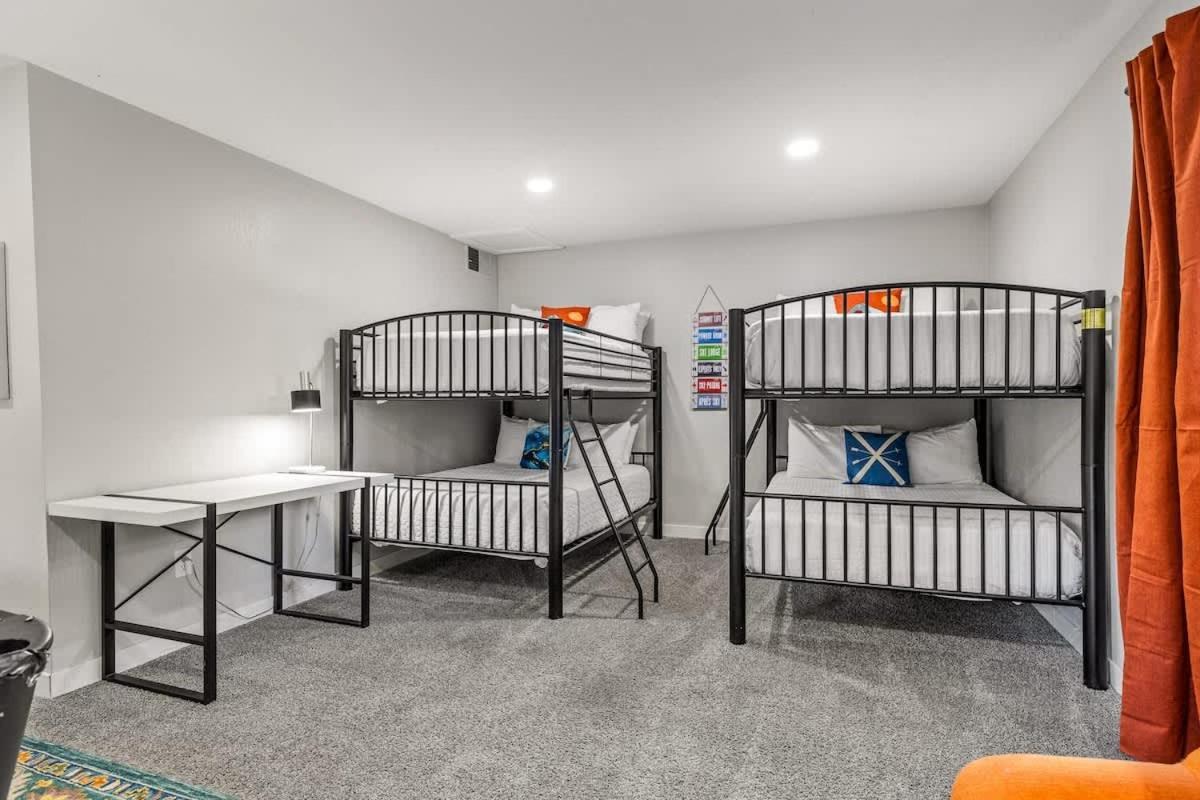 Renovated Interior Design Gameroom Hottub Holiday home Flagstaff