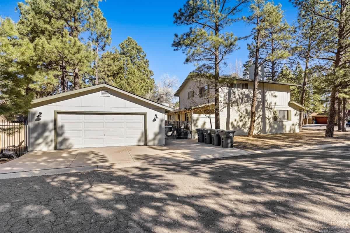 Renovated Interior Design Gameroom Hottub Holiday home Flagstaff