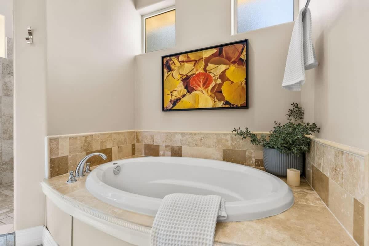 New Craftsman Air Conditioned Hot Tub Mtn Views Holiday home *