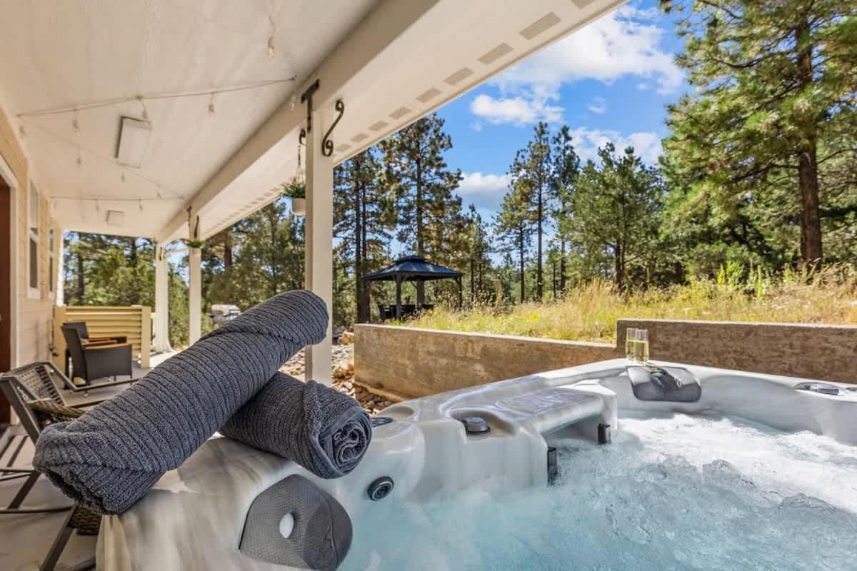 New Craftsman Air Conditioned Hot Tub Mtn Views Holiday home Flagstaff