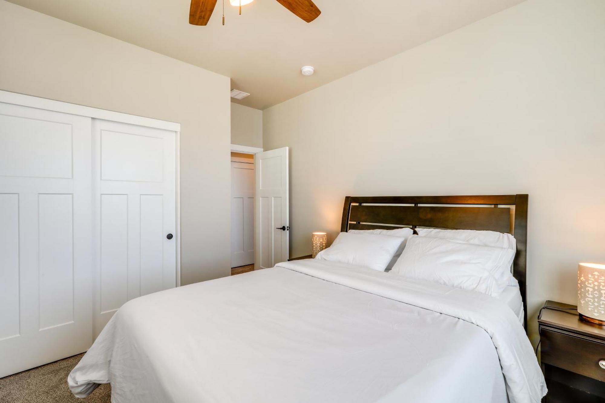 Holiday home Getaway With Yard 4 Mi To Downtown!