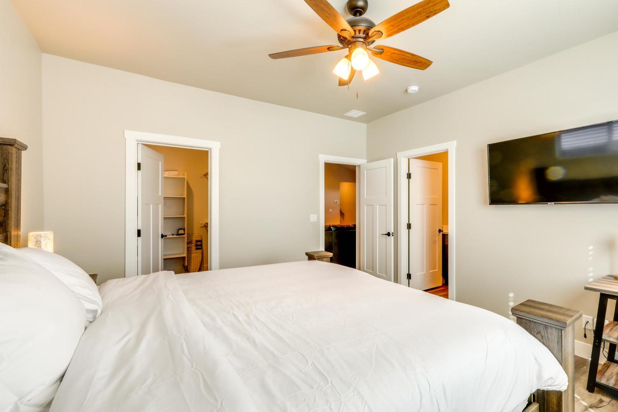 Holiday home Getaway With Yard 4 Mi To Downtown! *