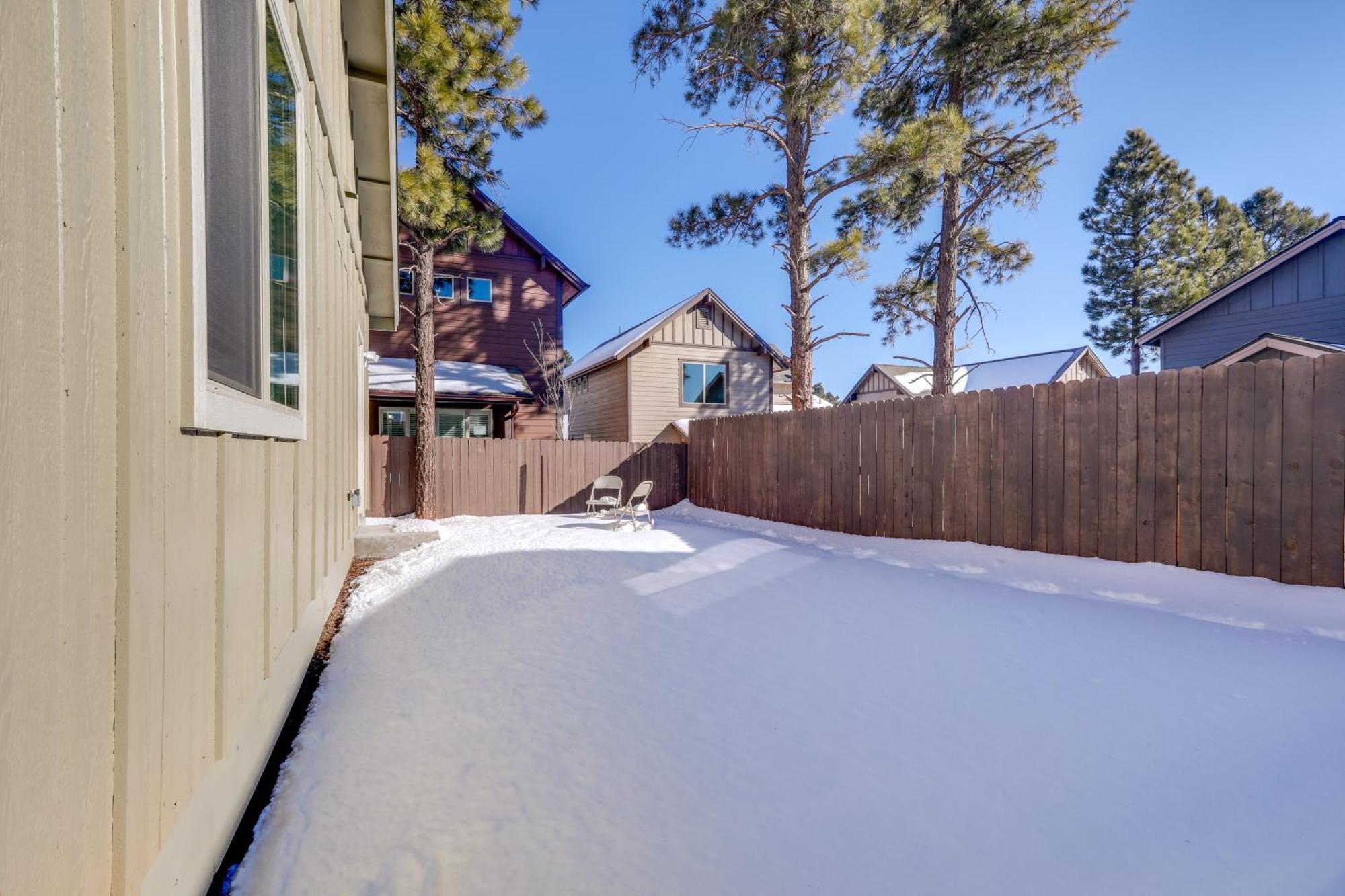 Holiday home Getaway With Yard 4 Mi To Downtown!
