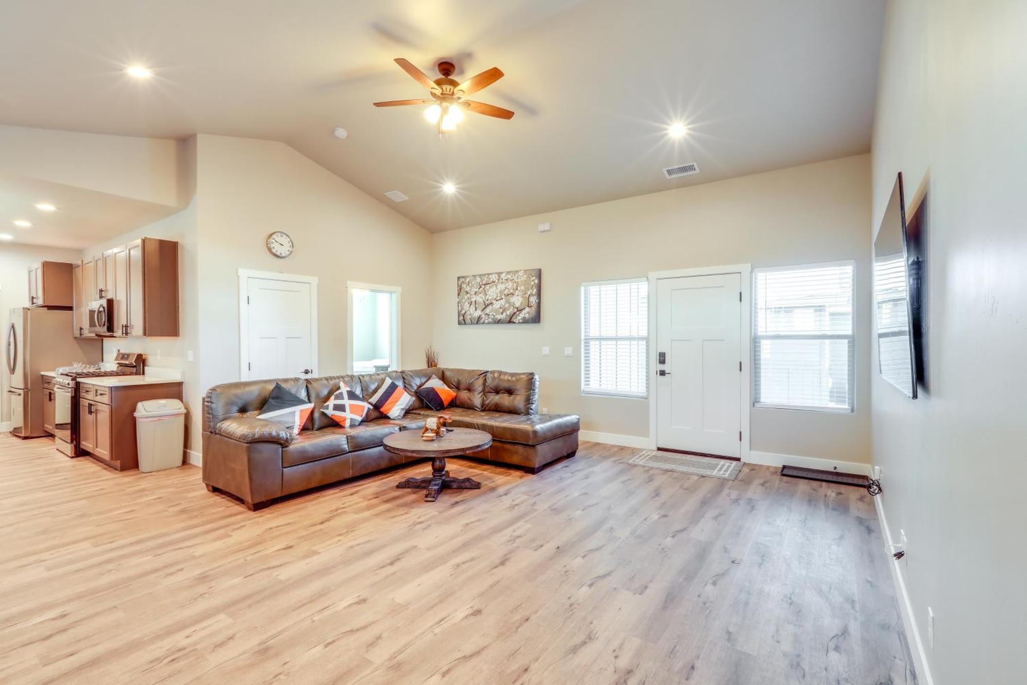 Holiday home Getaway With Yard 4 Mi To Downtown!