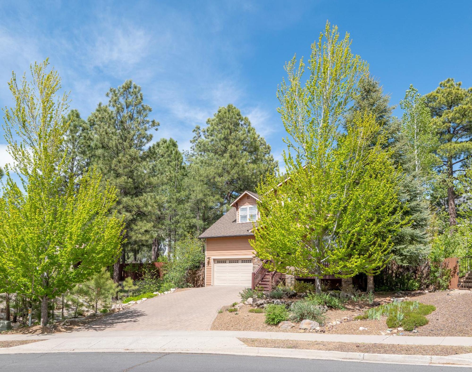 Ponderosa Escape Stunning Location Incredible Game Urban Trail System Ac Ev-charger Holiday home