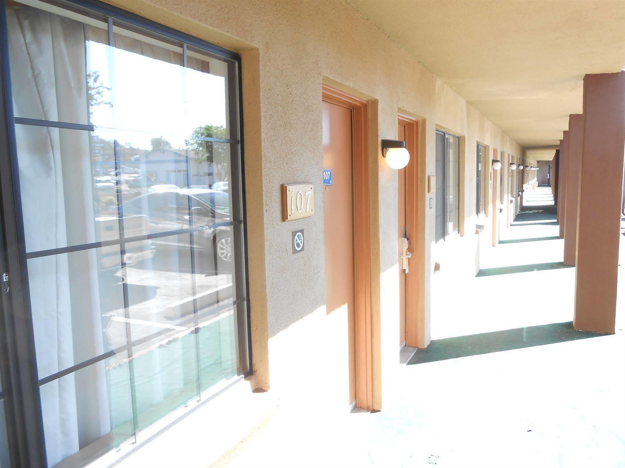 Howard Johnson By Wyndham University West Motel