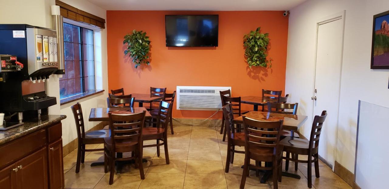 Motel Howard Johnson By Wyndham University West 2*