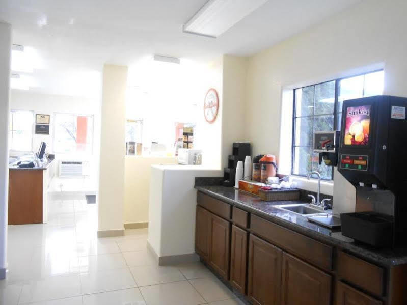 Motel Howard Johnson By Wyndham University West 2*