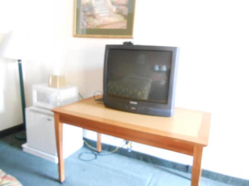 Howard Johnson By Wyndham University West Motel
