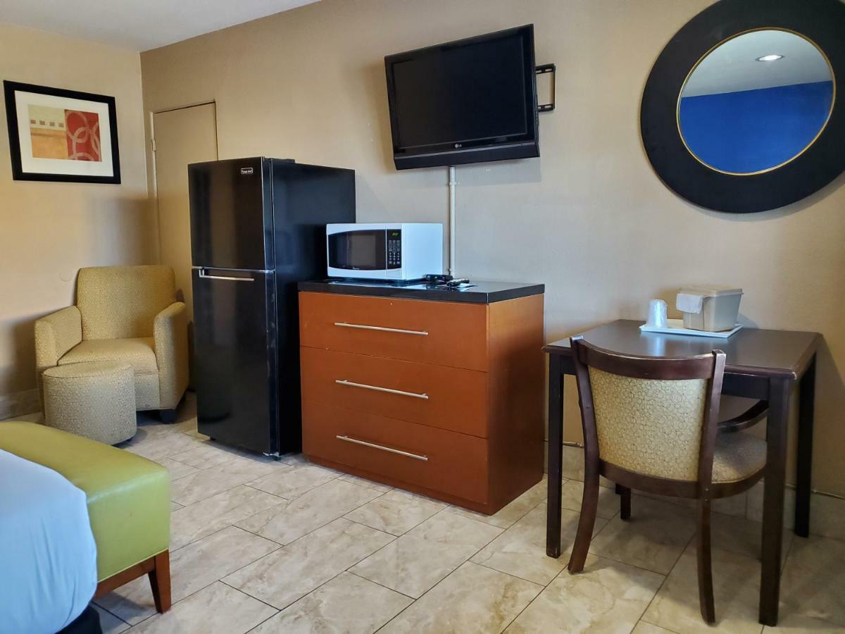 Hotel Pinecrest & 2*