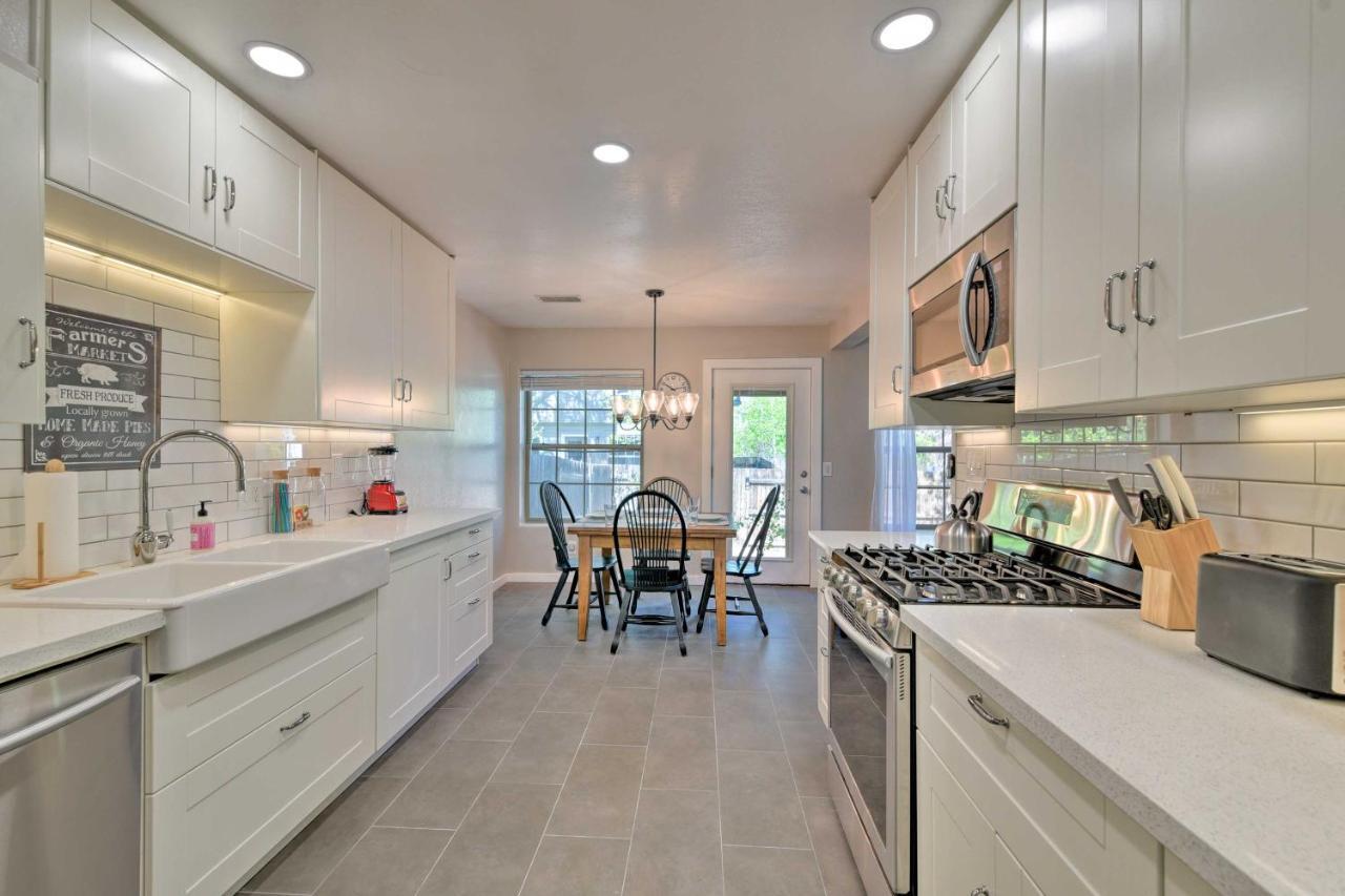 Modern With Bbq Walk Downtown!