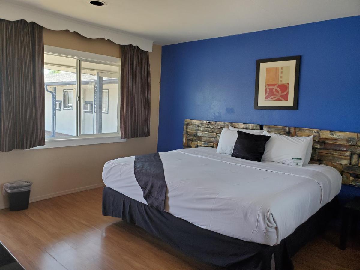 Pinecrest & Hotel 2*